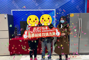 業(yè)主說(shuō)在后期的顏色搭配中，還需要我們多多思考和配合，顏色的整體考慮以及在裝修中的細(xì)節(jié)考慮！那我們杰美裝飾想在這里說(shuō)對(duì)于后期中每一個(gè)小問(wèn)題，我們都將匯報(bào)給業(yè)主的。我們現(xiàn)在看到整體的效果，非常喜歡，我和我先生喜歡這樣的簡(jiǎn)約要素，非常好，線條的美...